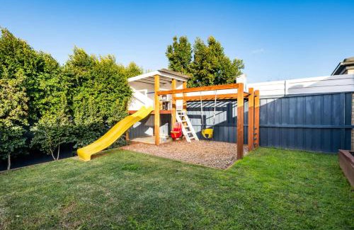Grovedale House | Family-Friendly 4BR Mount Duneed Manor