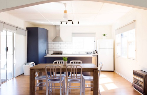 Capel Sound House | Family friendly, 5 min drive to the hot springs and a short walk to the beach.