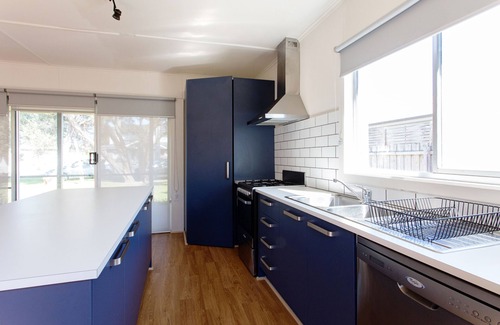 Capel Sound House | Family friendly, 5 min drive to the hot springs and a short walk to the beach.