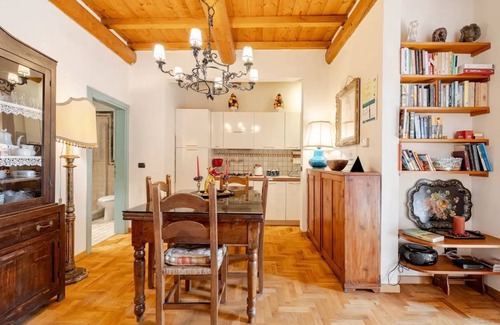 Sant' Ambrogio Apartment | FAMILY FRIENDLY, 5 STARS, TOP LOCATION, A/C, FREE WI/FI nSEE ALSO LISTING 165586
