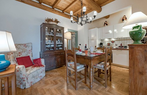Sant' Ambrogio Apartment | FAMILY FRIENDLY, 5 STARS, TOP LOCATION, A/C, FREE WI/FI nSEE ALSO LISTING 165586