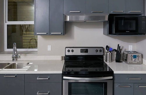Burnaby Apartment | Family Friendly 6 Bed Rooms house - The Chateau Modern & Luxurious