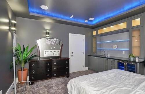 Burnaby Apartment | Family Friendly 9 Bed Rooms house- The Chateau Modern & Luxurious