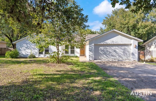 Austin House | Family Friendly ATX Home for 8 + Wifi + Cozy Deck