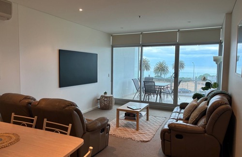 Victor Harbor Apartment | FAMILY FRIENDLY| BEACHFRONT| POOL & GYM