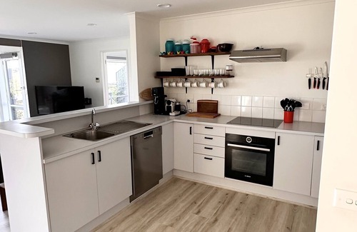Lorne House | Family friendly beach house- WIFI, Foxtel, Netflix. Sleeps 8 guests 2 bathrooms
