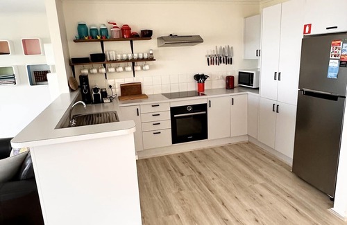 Lorne House | Family friendly beach house- WIFI, Foxtel, Netflix. Sleeps 8 guests 2 bathrooms