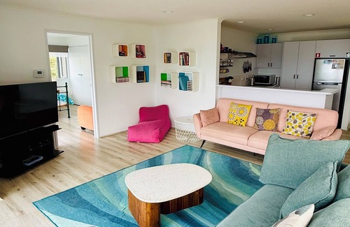 Lorne House | Family friendly beach house- WIFI, Foxtel, Netflix. Sleeps 8 guests 2 bathrooms