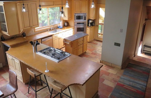 Comstock Acres House | Family Friendly! Big backyard! Hot tub!