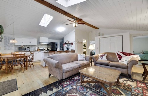 Pocono Pines Cabin | Family Friendly Cabin I Firepit+Hot Tub I Poconos