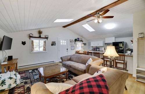 Pocono Pines Cabin | Family Friendly Cabin I Firepit+Hot Tub I Poconos