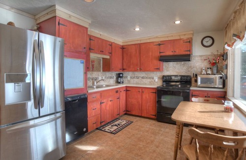 Creede Cabin | Family Friendly Cabin - Near Downtown Creede - Shuffleboard
