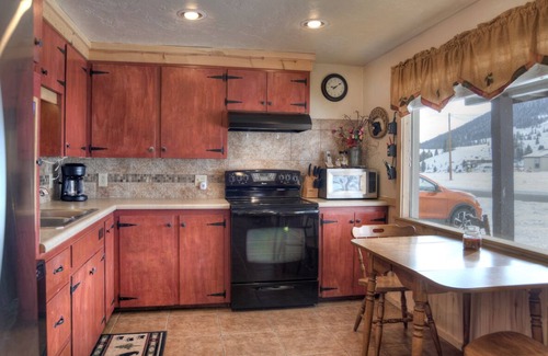Creede Cabin | Family Friendly Cabin - Near Downtown Creede - Shuffleboard