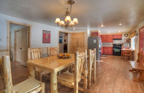 Creede Cabin | Family Friendly Cabin - Near Downtown Creede - Shuffleboard