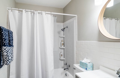 Shawnee House | *Family Friendly* Close to shops, restaurants and I-35