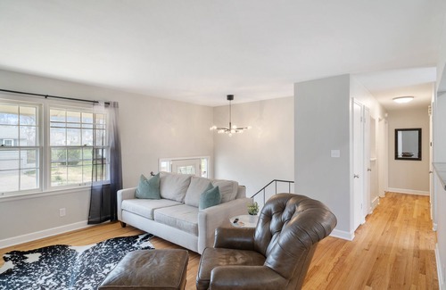 Shawnee House | *Family Friendly* Close to shops, restaurants and I-35