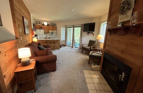 Hidden Valley Condo | Family Friendly Condo Minutes to Pool, Free Parking, Contact Free!