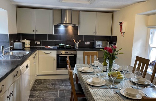 Angle House | Family-friendly cottage minutes from the beach