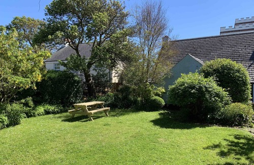 Angle House | Family-friendly cottage minutes from the beach