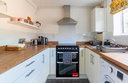 Malmesbury House | Family friendly cottage with bunk beds and courtyard