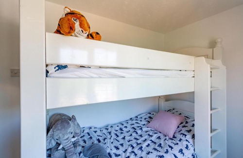 Malmesbury House | Family friendly cottage with bunk beds and courtyard