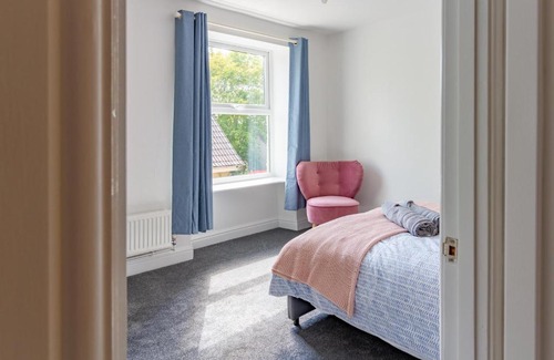 Malmesbury House | Family friendly cottage with bunk beds and courtyard