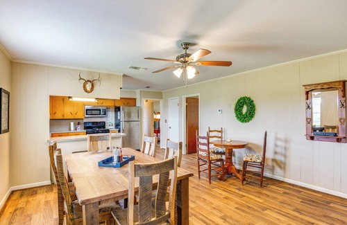 Bowie County House | Family-Friendly De Kalb Getaway w/Fire Pit!
