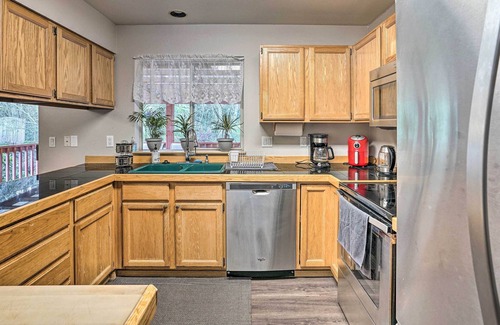 Everett House | Family-Friendly Everett Home Near Puget Sound