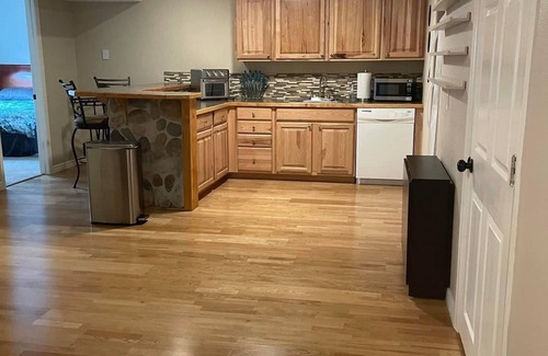 Johnstown Apartment | Family friendly & fully furn. garden apt. with huge yard in lovely neighborhood