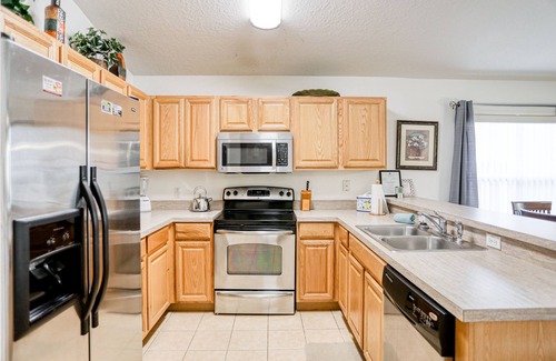 Highgate Park House | Family-Friendly Getaway with a Private Pool & Game Room - Close to Theme Parks