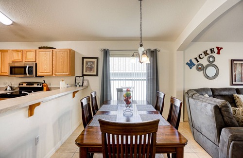 Highgate Park House | Family-Friendly Getaway with a Private Pool & Game Room - Close to Theme Parks