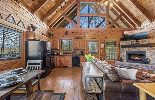 Sevierville Cabin | Family Friendly - Great Location -Theatre-Hot Tub