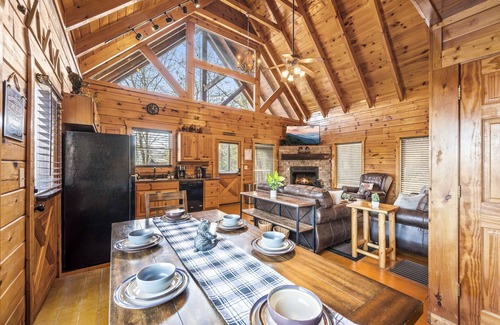 Sevierville Cabin | Family Friendly - Great Location -Theatre-Hot Tub