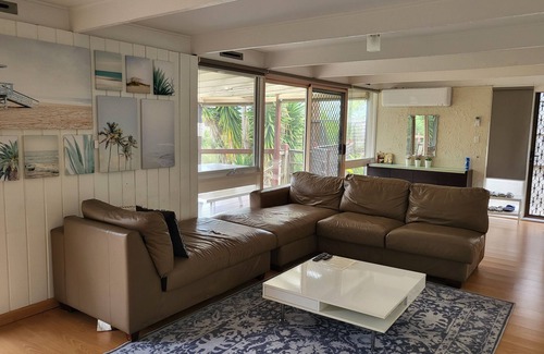 Rye House | Family friendly Holiday House - Rotem Tree in RYE