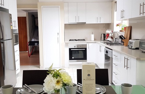 Rye House | Family friendly Holiday House - Rotem Tree in RYE