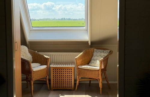 Hemelum House | Family friendly holiday home with its own jetty and hottub.