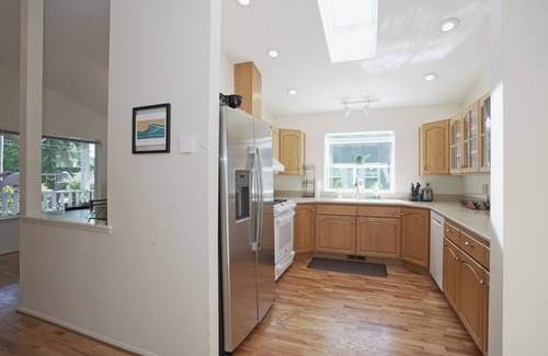 North End House | Family friendly home by UPS w/EV charger & AC