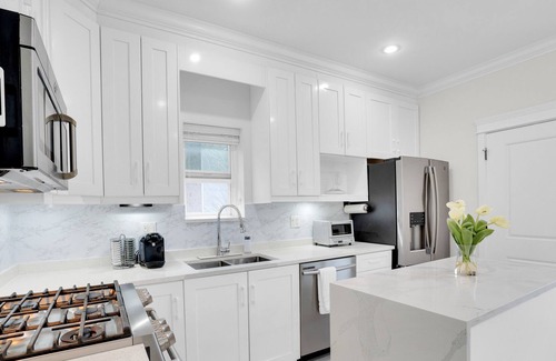 East Side House | Family-Friendly Home with Backyard and BBQ. Central Location. Fully stocked