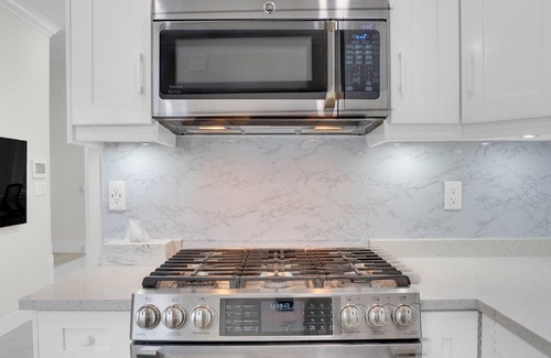 East Side House | Family-Friendly Home with Backyard and BBQ. Central Location. Fully stocked