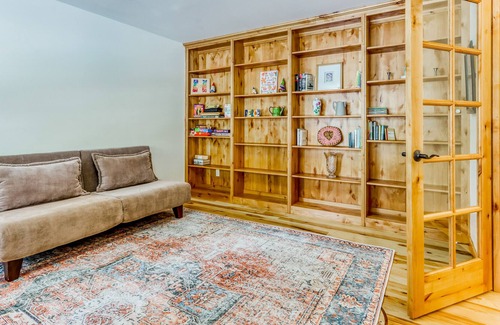 La Pine House | Family-Friendly Home & Guest House - Home Office, WiFi, Central AC & W/D