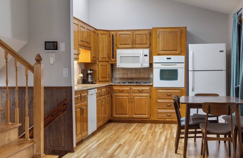 Southeast Omaha House | Family Friendly Home Min to Zoo, I80, Large Porch, Off Street Parking, Sleeps 8+