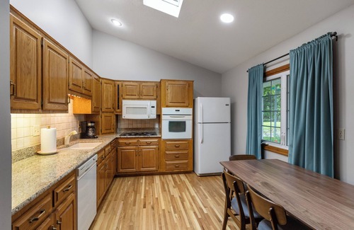 Southeast Omaha House | Family Friendly Home Min to Zoo, I80, Large Porch, Off Street Parking, Sleeps 8+
