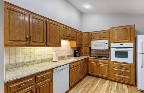 Southeast Omaha House | Family Friendly Home Min to Zoo, I80, Large Porch, Off Street Parking, Sleeps 8+