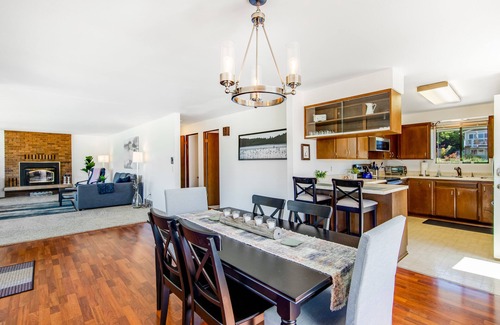 Freeland House | Family-Friendly Home with High-Speed WiFi, Water View, W/D, and Enclosed Yard
