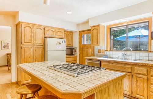 Tahoma House | Family-friendly home w/a beautiful yard & deck - close to the lake & ski slopes