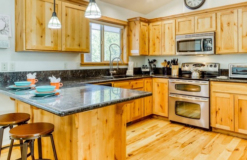 La Pine House | Family-Friendly Home with Central AC, Private Washer/Dryer, and WiFi