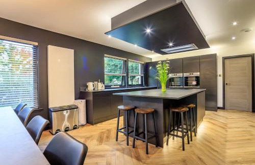 Fochabers House | FAMILY FRIENDLY, HOT TUB, Fire Pit, Spacious & Modern