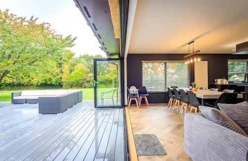 Fochabers House | FAMILY FRIENDLY, HOT TUB, Fire Pit, Spacious & Modern