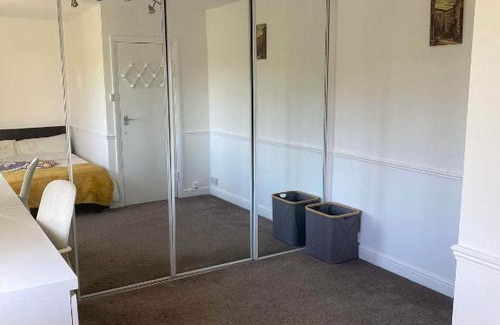 Alibon House | Family friendly large double room