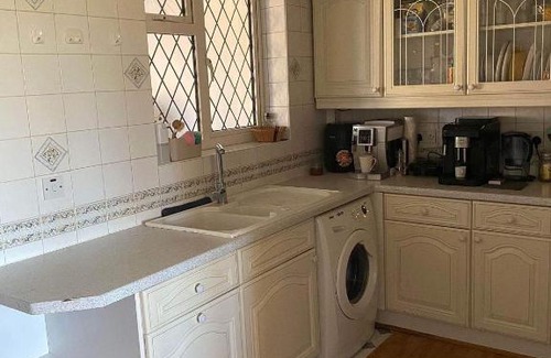 Alibon House | Family friendly large double room